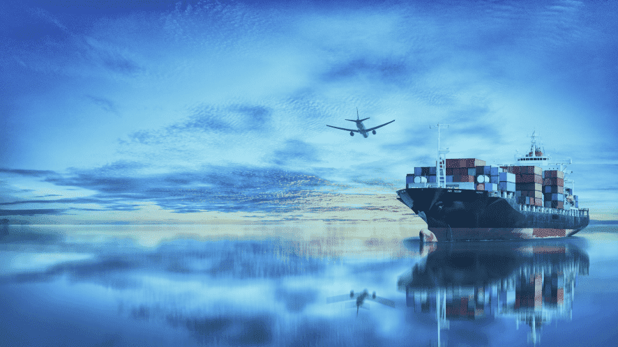 Frachtschiff beladen mit Containern und ein überfliegendes Flugzeug auf ruhiger See